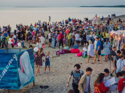 Северодвинцы встретили осень на ламповой вечеринке на берегу Белого моря