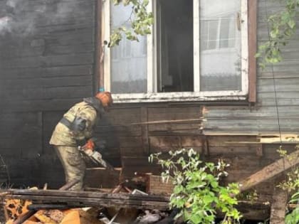 В Архангельске во время пожара чуть не взорвался жилой деревянный дом