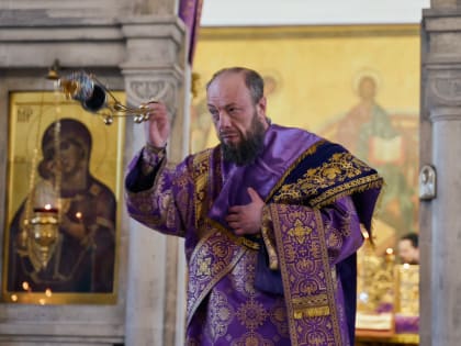 Митрополит Корнилий совершил Литургию и панихиду в архангельском храме Всех святых