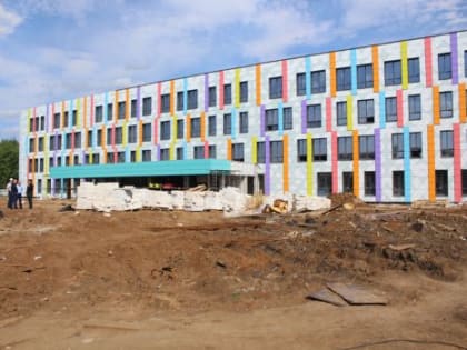 Виктор Иконников побывал на стройке детской поликлиникик в Котласе