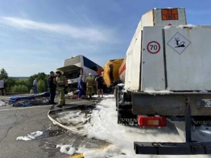Под Котласом в ДТП попали автобус и газовоз. Есть погибший и пострадавшие