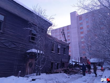 В центре Архангельска разбирают деревянный дом 1900 года постройки
