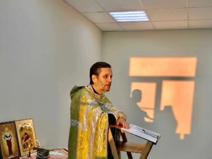 Священник Владимир Смирнов рассказал о Христовом Рождестве подопечным пансионата «Забота»