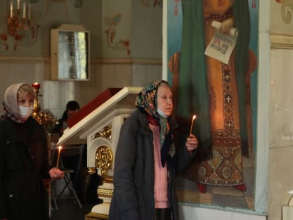 Митрополит Корнилий совершил вечерню с акафистом Воскресению Христову