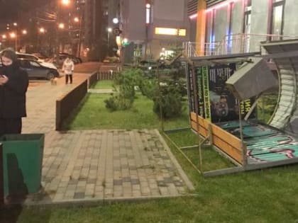 Фотофакт: в Архангельске ветром повалило остановочный павильон