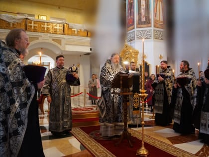 Митрополит Корнилий в канун пятницы Страстной седмицы совершил утреню с чтением двенадцати Страстных Евангелий