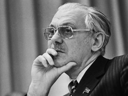 Жил высокий гражданин…