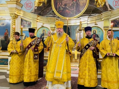 Митрополит Корнилий совершил вечернее богослужение с акафистом Господу Иисусу Христу