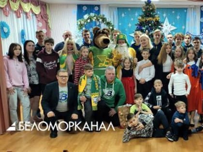 Хоккеисты и болельщики «Водника» побывали в гостях у воспитанников северодвинского детского дома
