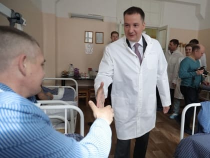 Александр Цыбульский навестил раненых участников СВО в военно-морском клиническом госпитале Северодвинска