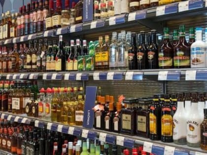 Более 900 бутылок с алкоголем пришлось изъять полицейским из дачного магазина в Коряжме