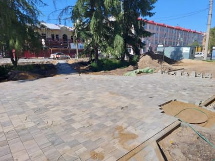 В новом сквере на Троицком идет укладка плитки.