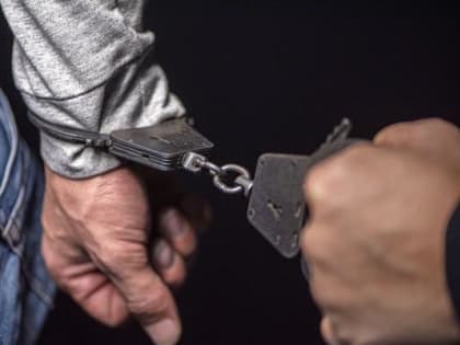 В Архангельске ночью пьяная парочка набросилась на мужчину, украв у него мобильный телефон