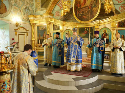 Митрополит Корнилий совершил всенощное бдение в канун праздника иконы Божией Матери «Троеручица»