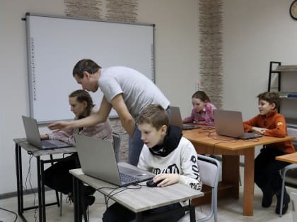 Дети в краеведческой медиа-студии Красноборской библиотеки учились редактировать фотографии