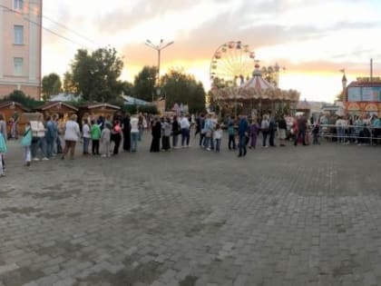 Фотофакт: гигантская очередь в кассу на вечернем мероприятии в «Потешном дворе»
