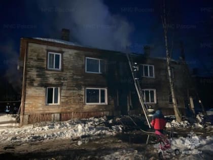 Житель Архангельска спас семью с ребенком, подогнав к горящему дому погрузчик с ковшом