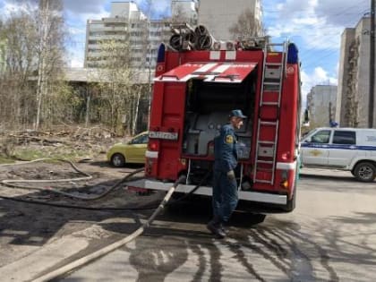 В Архангельске из-за пожара перекрыто движение по улице Розы Люксембург