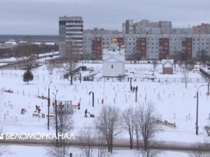 В Северодвинске в сквере на проспекте Победы заканчиваются работы по наружному освещению, далее – приемка территории