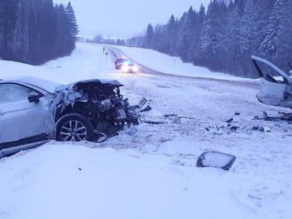 В Котласском районе столкнулись две легковушки, пострадали семь человек