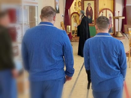 Госпиталь города Мирного посетил полковой священник космодрома Плесецк