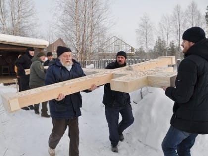 Северодвинцы доставили на Кегостров огромный крест