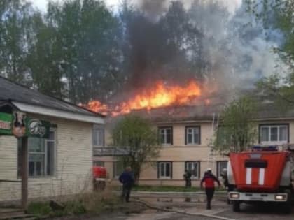 В Котласе вспыхнул частный двухэтажный дом