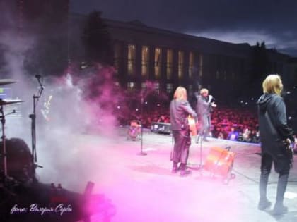 Выступивших на юбилее «Арктики» Би-2 не устроил патриотический баннер в Омске