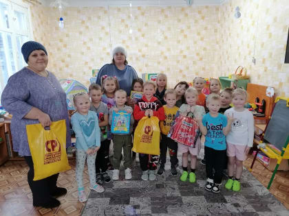 Устьянские справедливороссы поздравили воспитанников детского сада "Надежда"