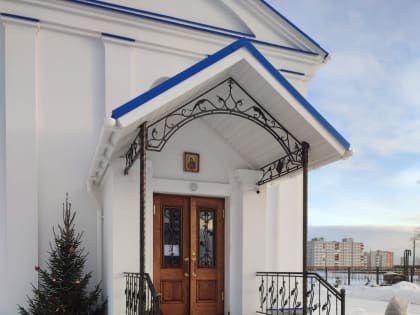 С элементами художественной ковки: завершена реконструкция паперти Владимирского храма в Северодвинске