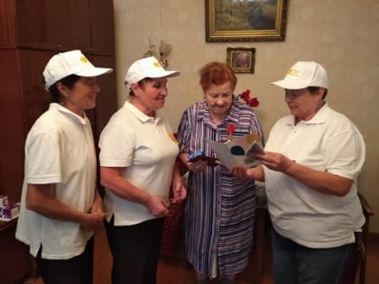 В Ломоносовском округе продолжается вручение нагрудных знаков и удостоверений "Дети войны"