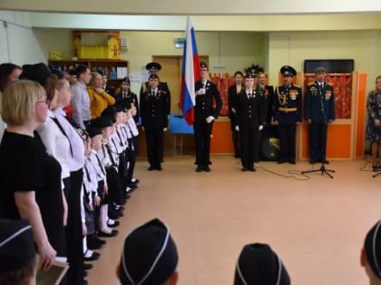 В новом учебном году в школах каждая неделя будет начинаться с торжественной церемонии поднятия флага России