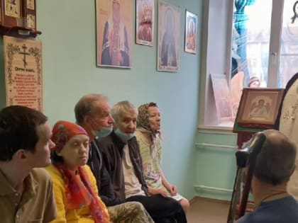 Священник Василий Лапко навестил пациентов паллиативного отделения архангельской больницы