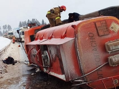 В Поморье перевернувшийся бензовоз заблокировал движение по трассе М-8