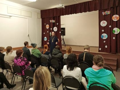 Священники Кирилл Кочнев и Михаил Ситников провели классный час в Уемской средней школе