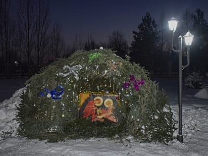 В рождественский сочельник в коряжемском храме появилась пещера Рождества
