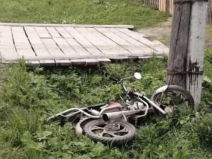 В Архангельской области погиб мужчина, въехавший на мопеде в столб линии электропередачи