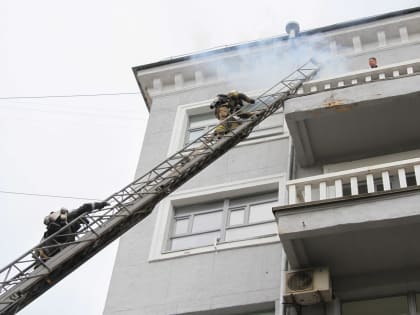 На здании Главпочтамта в Архангельске огнеборцы отработали навыки тушения пожара и спасения людей