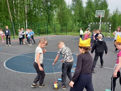 Закрепили в играх знания правил дорожного движения учащиеся Боровской основной школы.