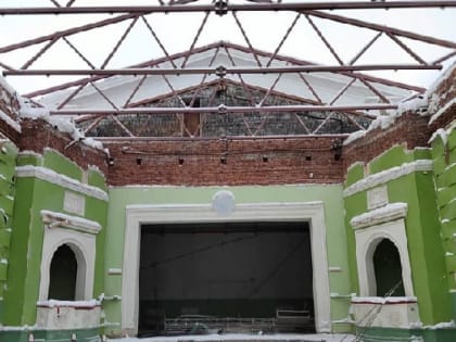 В Новодвинском городском культурном центре строители начали монтаж кровли