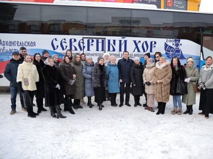 Александр Цыбульский вручил ключи от нового автобуса артистам Северного хора