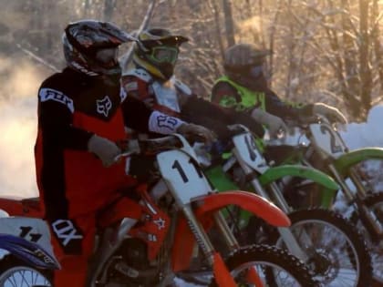 В Котласе прошли соревнования по зимнему мотокроссу