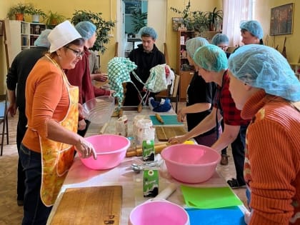 Занятие по изготовлению северной выпечки для подопечных «МОСТа»