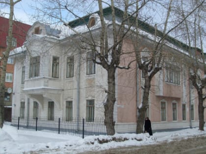 Здесь помогали выучить язык