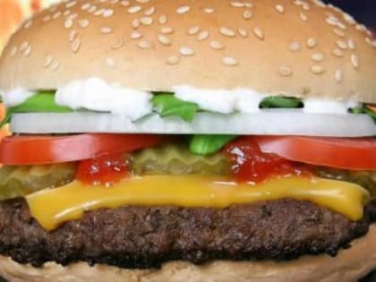 В России могут запретить рекламу фастфуда и газировки на ТВ днем