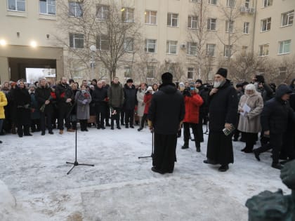 Протоиерей Валерий Суворов освятил памятник «Медикам Севера военных лет»