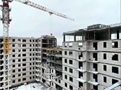 На улице Карпогорской продолжается строительство нового дома