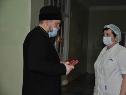 В новогоднюю ночь священник Антоний Власов навестил воинов в северодвинском госпитале