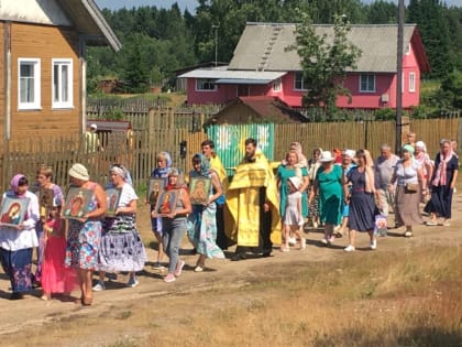 Ты играй, гармошка, звонко и ногам плясать вели, пой, родимая сторонка, Шастки ты развесели!