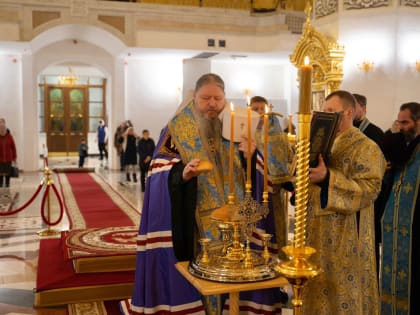 Митрополит Корнилий совершил всенощное бдение в канун праздника Сретения Господня